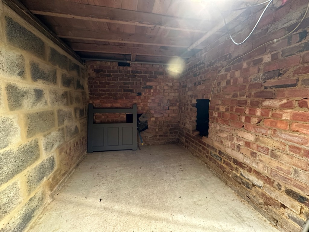 Lot: 125 - THREE-BEDROOM DETACHED HOUSE WITH POTENTIAL - Crawl space from boiler room